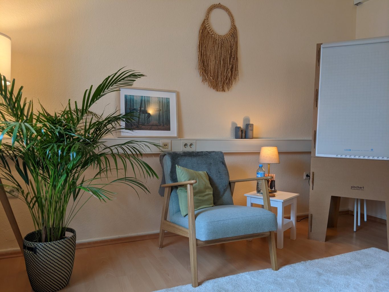 Beratungsraum Flipchart, ein Stuhl, große Pflanze