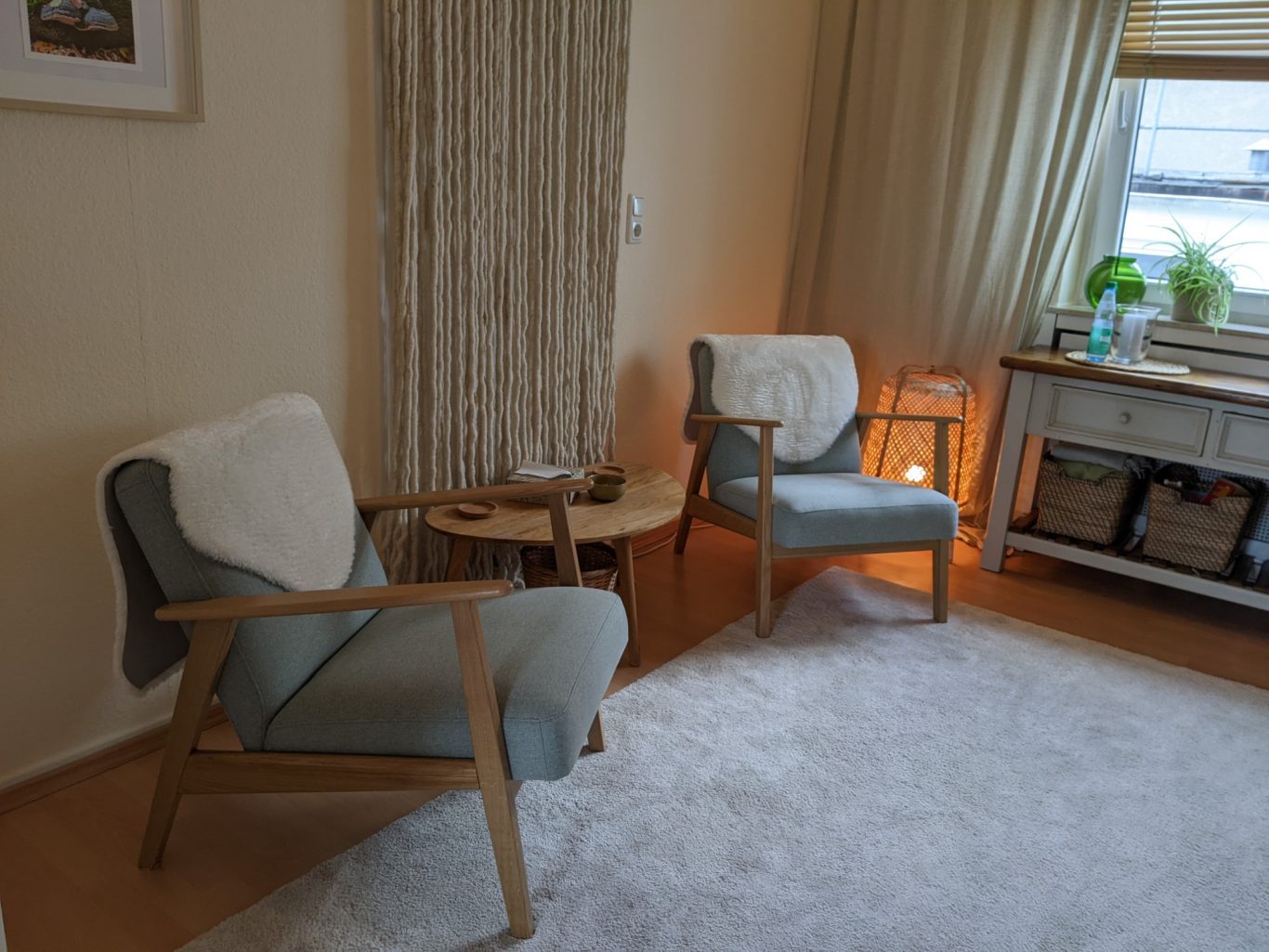 Beratungsraum Zwei Stühle nebeneinander, in der Mitte steht ein Tischchen