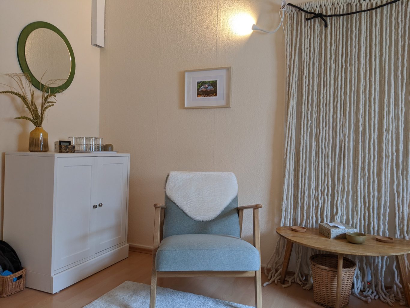 Beratungsraum Stuhl, Kommode, kleines Tischchen neben dem Stuhl