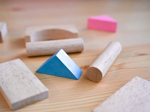 Bauklötzchen liegen im Raum verteilt